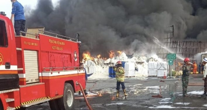 Kebakaran Besar Landa Pabrik di Bekasi, Asap Hitam Membumbung Tinggi