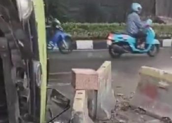 Truk Tabrak Separator Busway di Jl Gatot Subroto, Lalu Lintas Tersendat Sementara