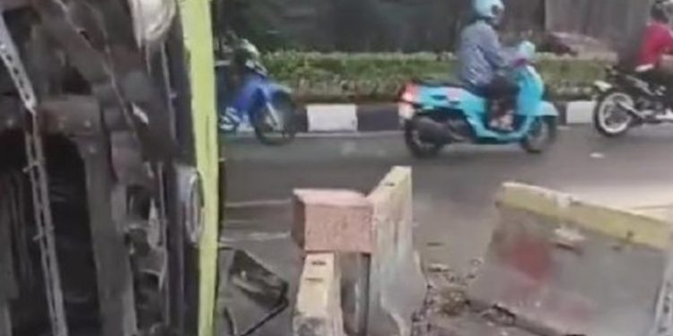 Truk Tabrak Separator Busway di Jl Gatot Subroto, Lalu Lintas Tersendat Sementara