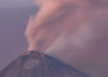 Badan Geologi Pantau Risiko Pergerakan Tanah di Puncak Gunung Lewotobi Akibat Erupsi