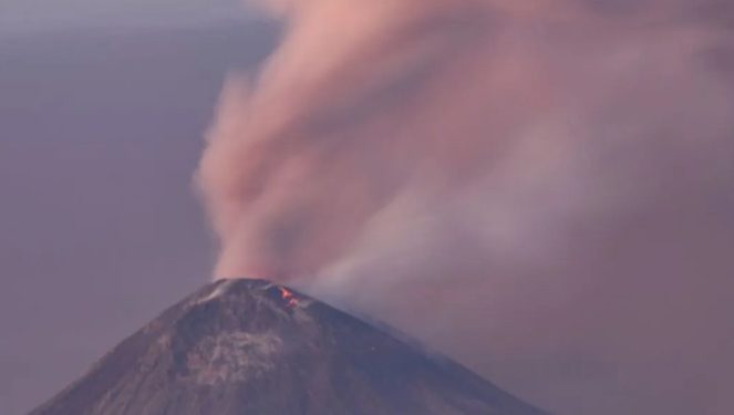 Badan Geologi Pantau Risiko Pergerakan Tanah di Puncak Gunung Lewotobi Akibat Erupsi