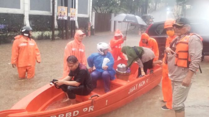 Ketinggian Air di Dua RT Cilandak Timur Mencapai 140 Cm Akibat Hujan Lebat