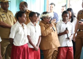 Wamendagri Ribka Haluk Sosialisasikan Program Makan Bergizi Gratis di Jayawijaya