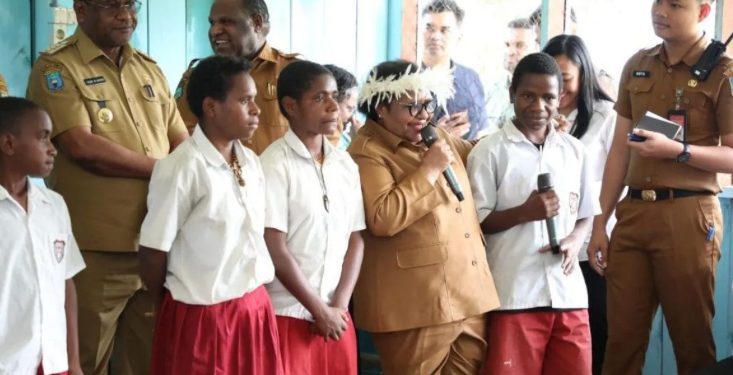 Wamendagri Ribka Haluk Sosialisasikan Program Makan Bergizi Gratis di Jayawijaya