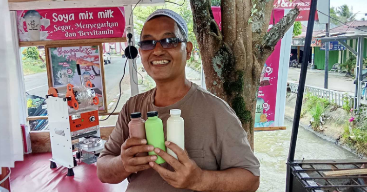 Es Susu Kedelai Viral di Merasi: Ahmad Jais Sukses Jual Ratusan Cup Setiap Hari