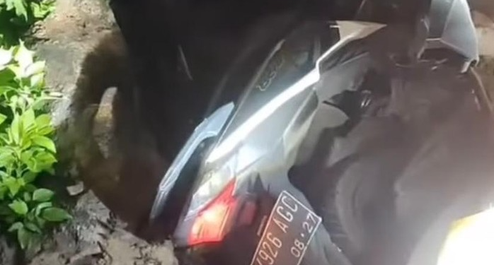 Viral, Pemobil Tabrak Pemotor Bersenjata Tajam di Exit Tol Bawen Semarang