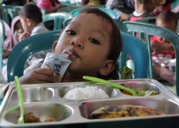 Makan Bergizi Gratis Dimulai Serentak Hari Ini, Menteri Kabinet Pantau Pelaksanaan di Lapangan