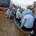 Alternatif Ojek Perahu untuk Pekerja Saat Banjir Dayeuhkolot